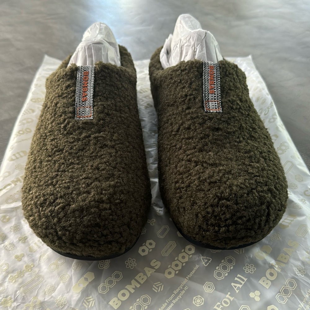 Bombas Hunter Green Sherpa slippers/Shoes with no slip grip bottom